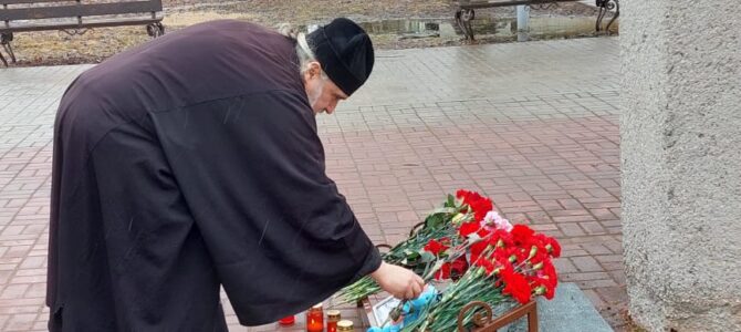 В Невеле на богослужении посвященной Неделе Торжества Православия почтили память погибших в теракте в Красногорске